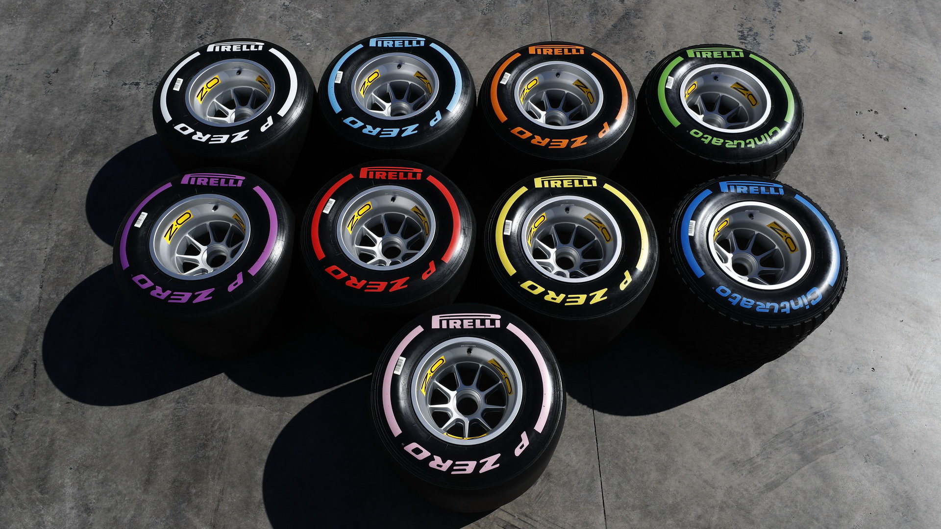 Pirelli letos přidalo hyper-měkkou směs - časy v kvalifikacích šly dole, v závodech ale piloti místo zastávky raději zvolní a pneumatiky šetří