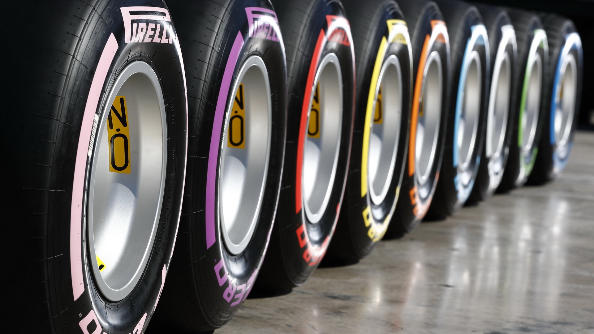 Pirelli nabízí v letošní sezóně celkem šest bezdrážkových pneumatik, přesto piloti většinou zamíří ke svým mechanikům pouze jednou za závod