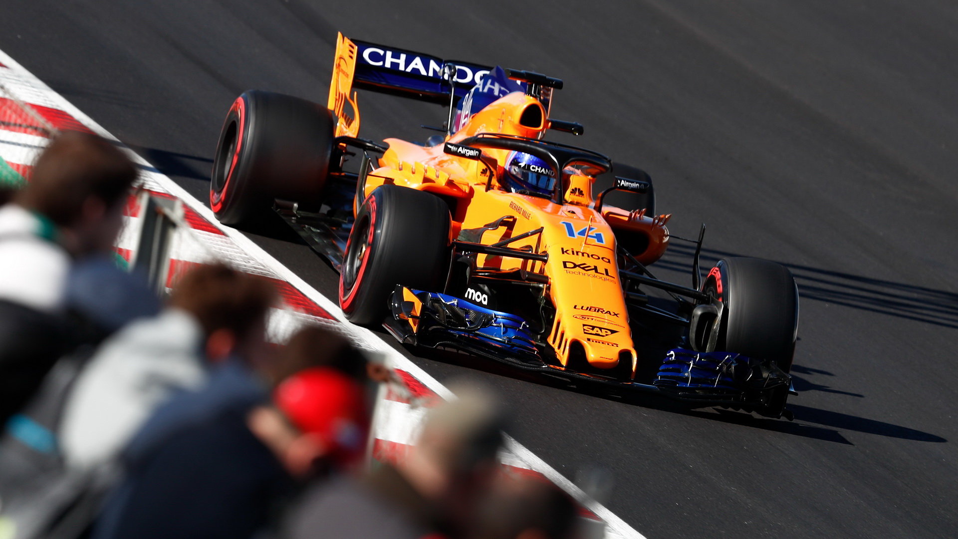 Fernando Alonso na super-měkkých pneumatikách při testech v Barceloně před svými domácími příznivci