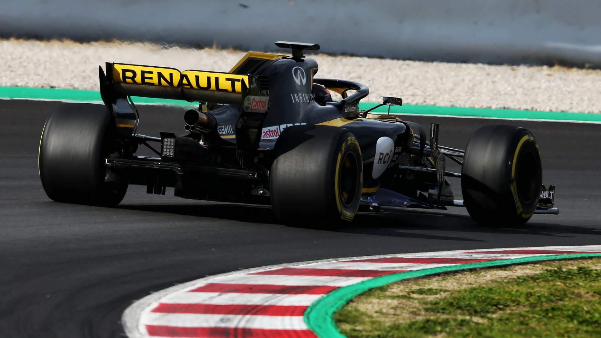 Záď Renaultu se během testů stala trnem v oku některých soupeřů