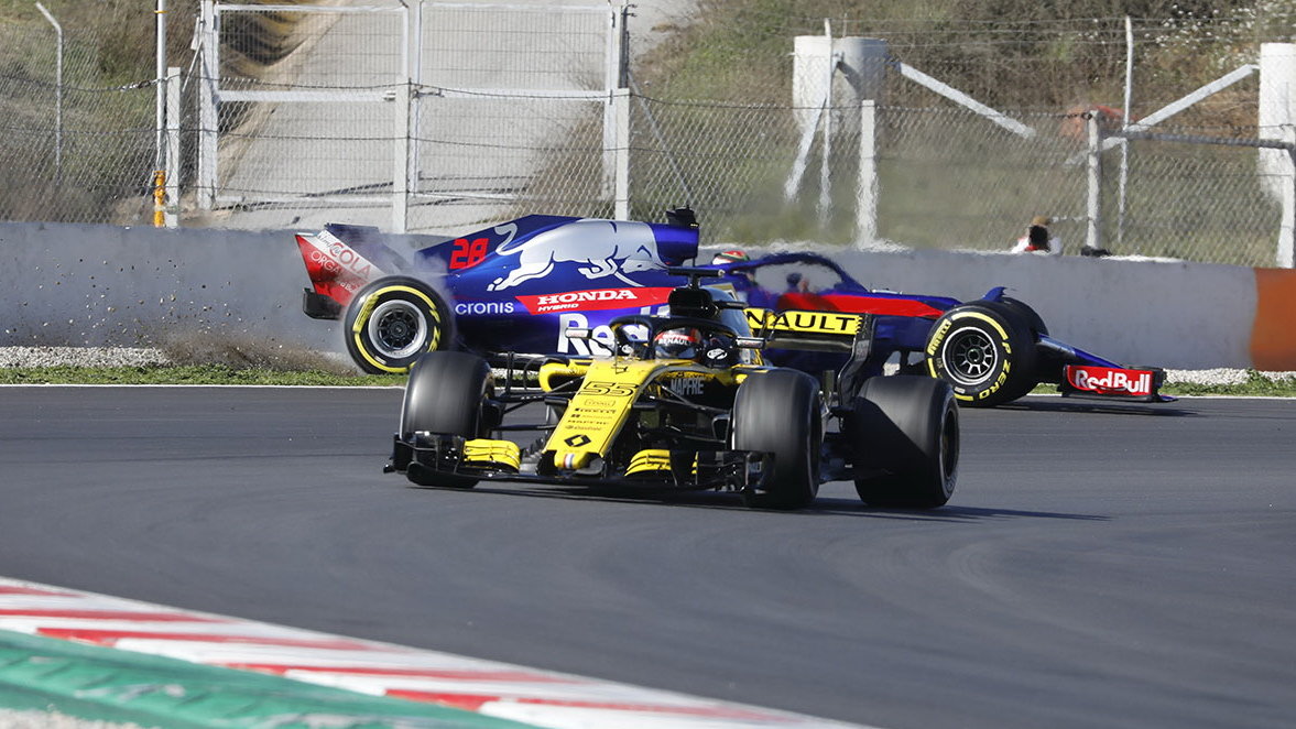 Renault a Toro Rosso během předsezónních testů v Barceloně