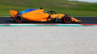 Fernando Alonso s McLarenem při testech v Barceloně