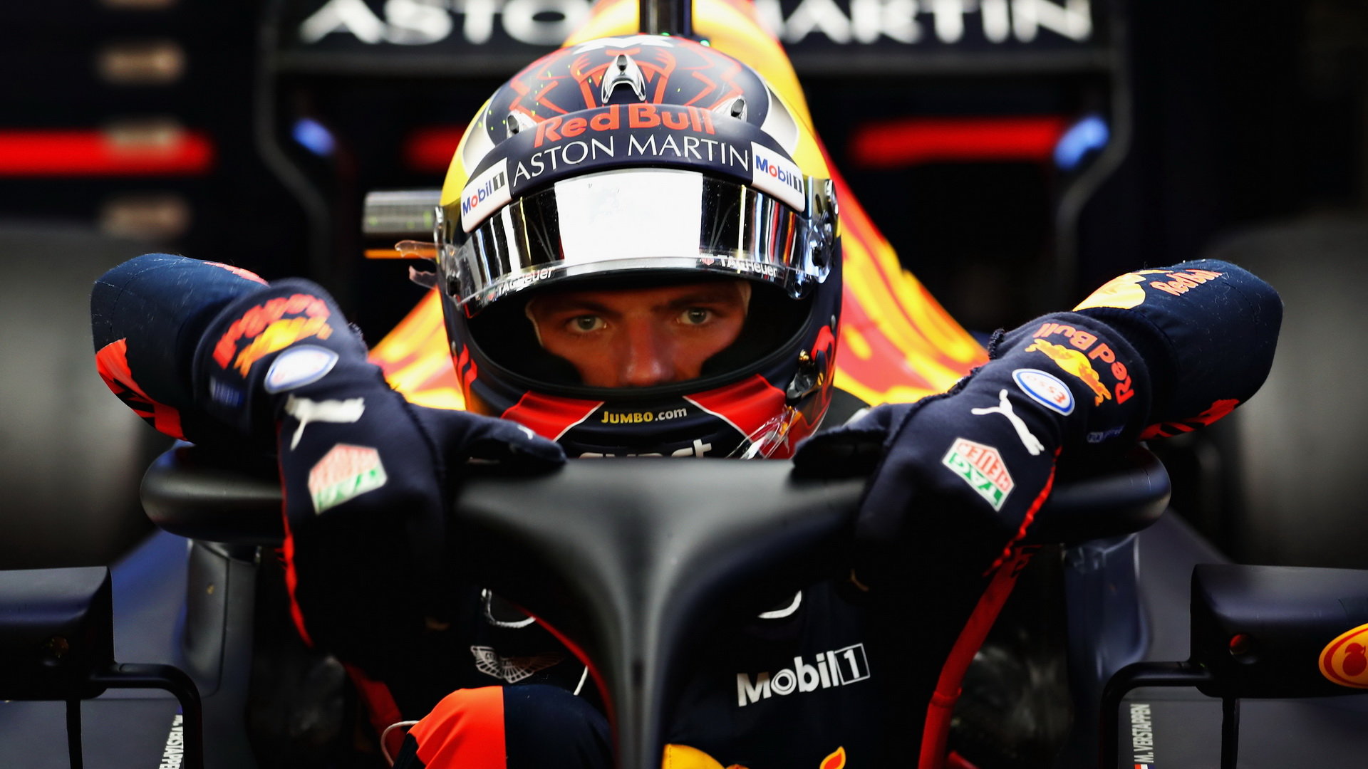 Max Verstappen nastupuje do vozu přes ochranu kokpitu v Barceloně