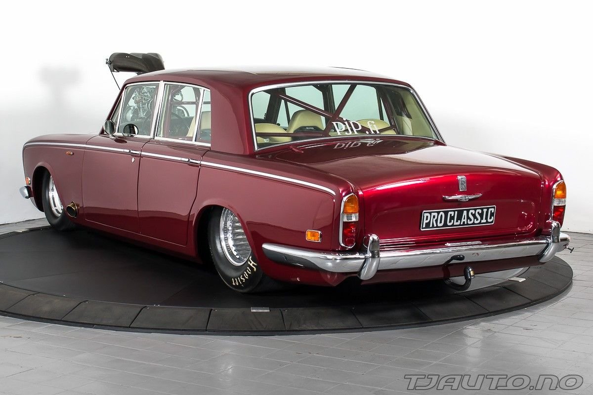 Brutálně upravený Rolls-Royce Silver Shadow z roku 1974 dostal nové šasi, obří motor a luxusní interiér