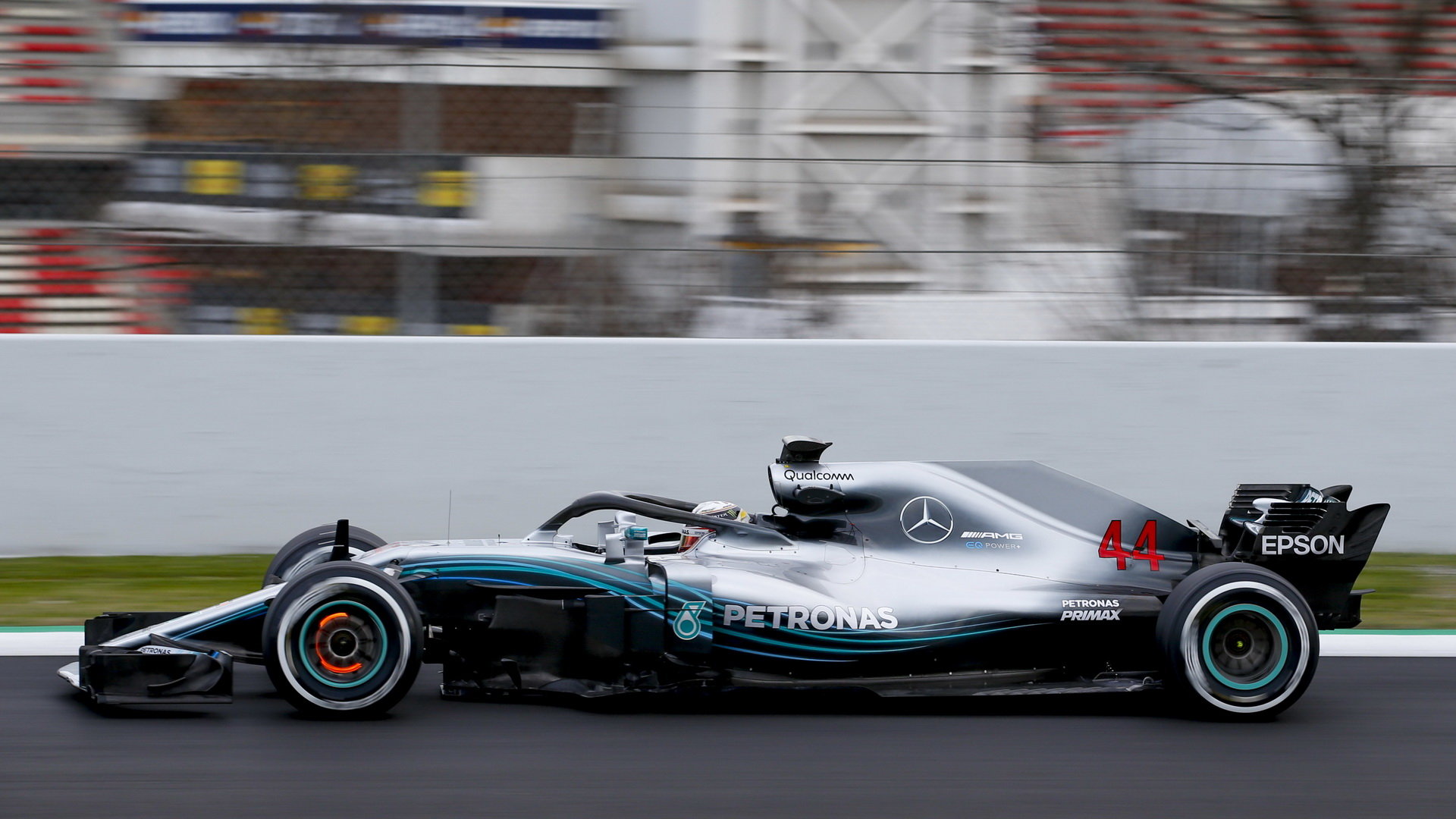 Lewis Hamilton při prudkém brzdění v Barceloně