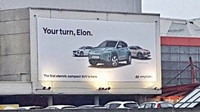 Billboard s novým elektrickým Hyundai Kona provokuje Elona Muska a jeho Teslu