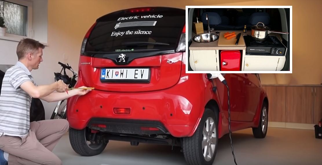 Miniaturní kufr Peugeotu iOn se proměnil v jednu z nejmenších pojízdných kuchyní světě