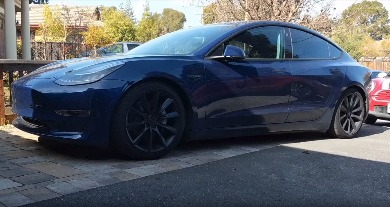 Tesla Model 3 si na okruhu nevedla vůbec špatně, ale nakonec ji zradily brzdy