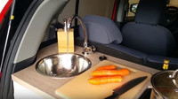 Miniaturní kufr Peugeotu iOn se proměnil v jednu z nejmenších pojízdných kuchyní světě