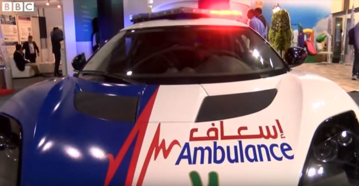 Dubajští záchranáři mají k dispozici speciální sanitku, která je schopná vyvinou rychlost až 300 km/h
