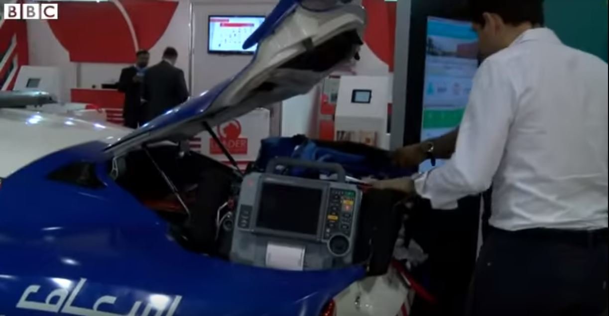 Dubajští záchranáři mají k dispozici speciální sanitku, která je schopná vyvinou rychlost až 300 km/h