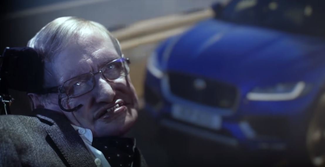 Profesor Stephen Hawking si zahrál padoucha v reklamě na Jaguár