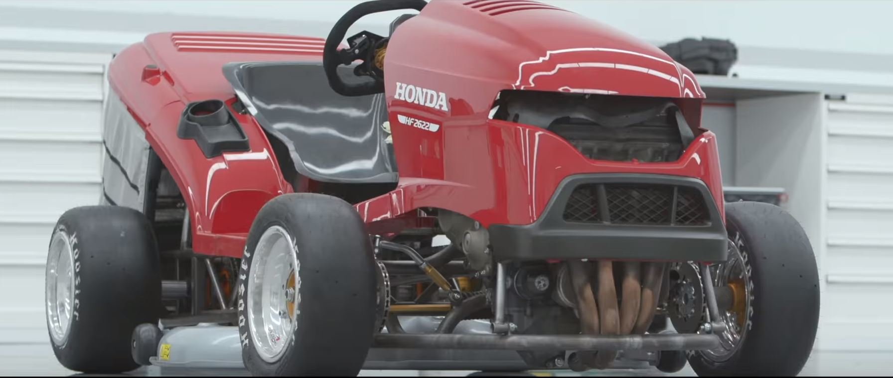 Druhá generace nadupané "závodní" sekačky Honda Mean Mower