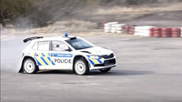 Rally speciál Škoda Fabia R5 v policejních barvách