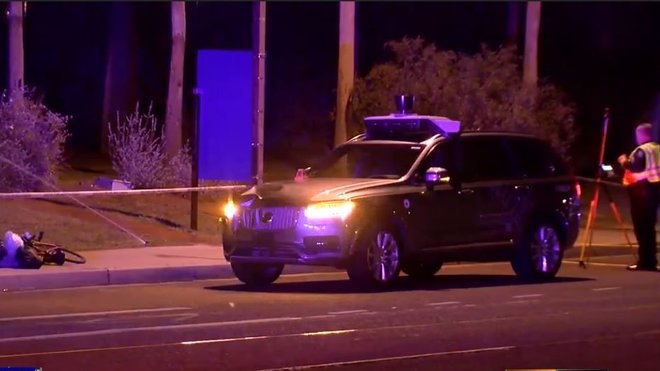 Autonomní Volvo XC90 společnosti Uber srazilo ve městě Tempe chodkyni, ta svým zraněním podlehla