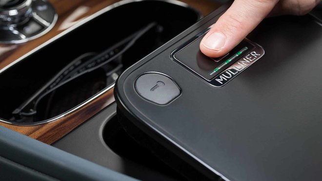 Bentley Bentayga dostalo od Mullineru první praktickou drobnost: bezpečnostní schránku s čtečkou otisků prstů