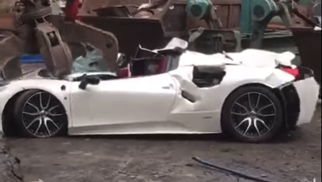 Policie zdemolovala zabavené Ferrari 458, majitele se ani neobtěžovala informovat