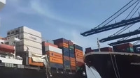 Kolize v pákistánském přístavu Karáčí poslala ke dnu desítky automobilů