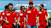 Sebastian Vettel se seznamuje s týmem Ferrari s tratí v Melbourne v Austrálii