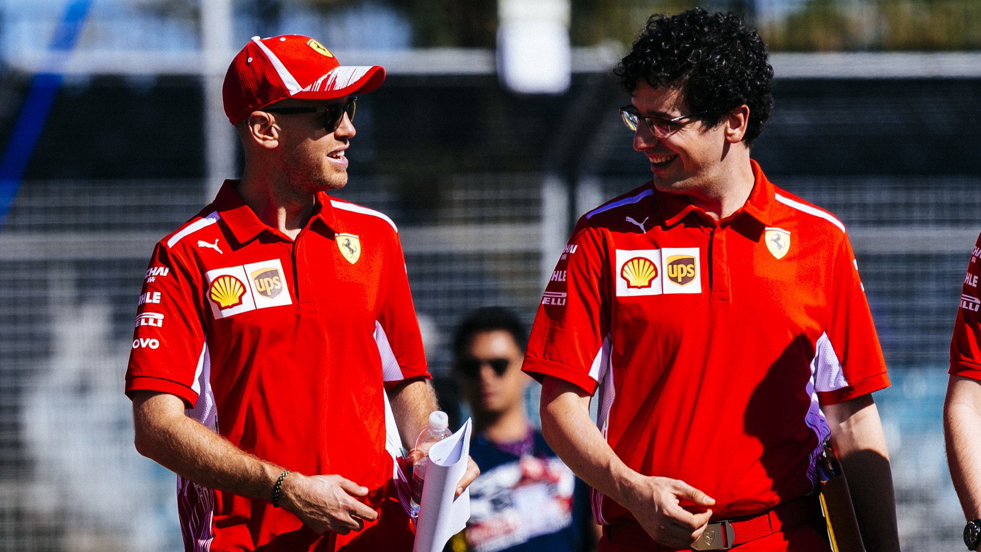 Sebastian Vettel se seznamuje s týmem Ferrari s tratí v Melbourne v Austrálii