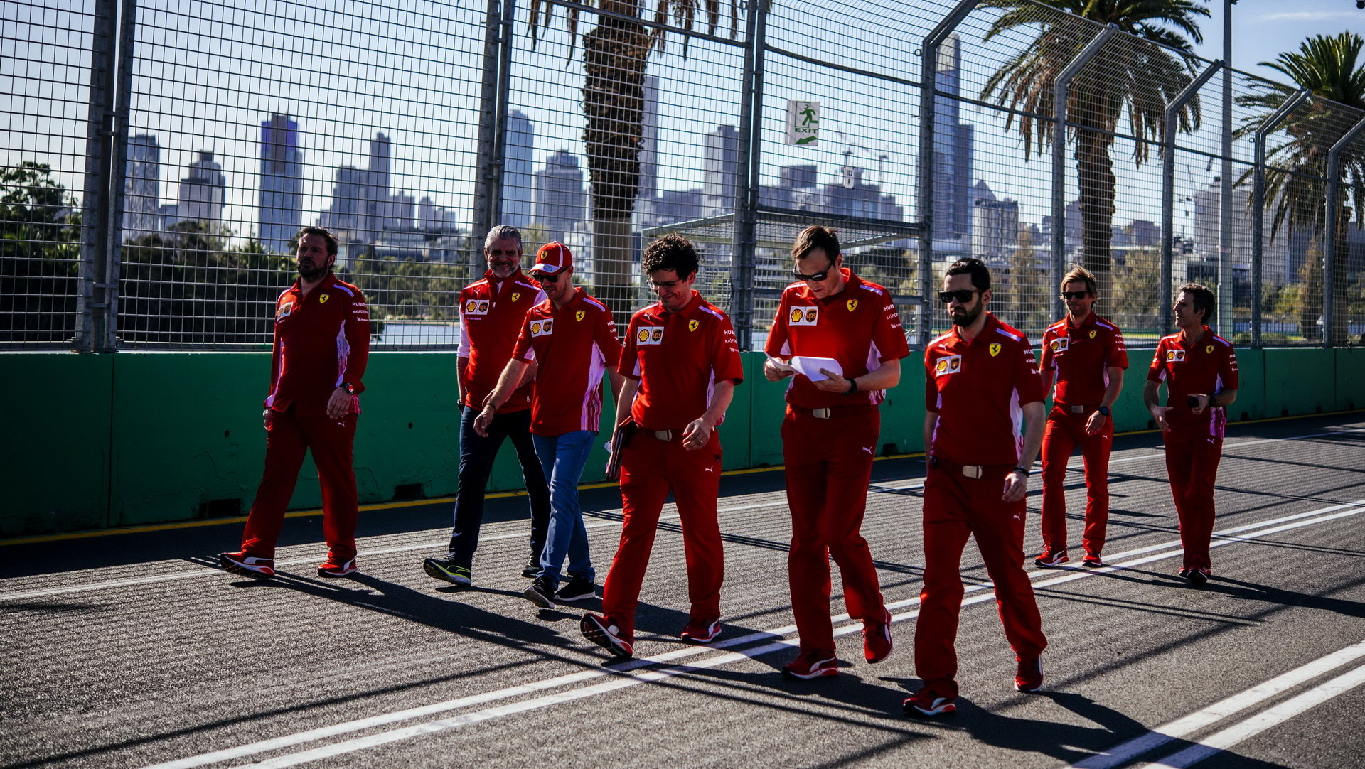 Sebastian Vettel se seznamuje s týmem Ferrari s tratí v Melbourne v Austrálii