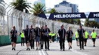 Esteban Ocon se seznamuje s týmem Force India s tratí v Melbourne v Austrálii