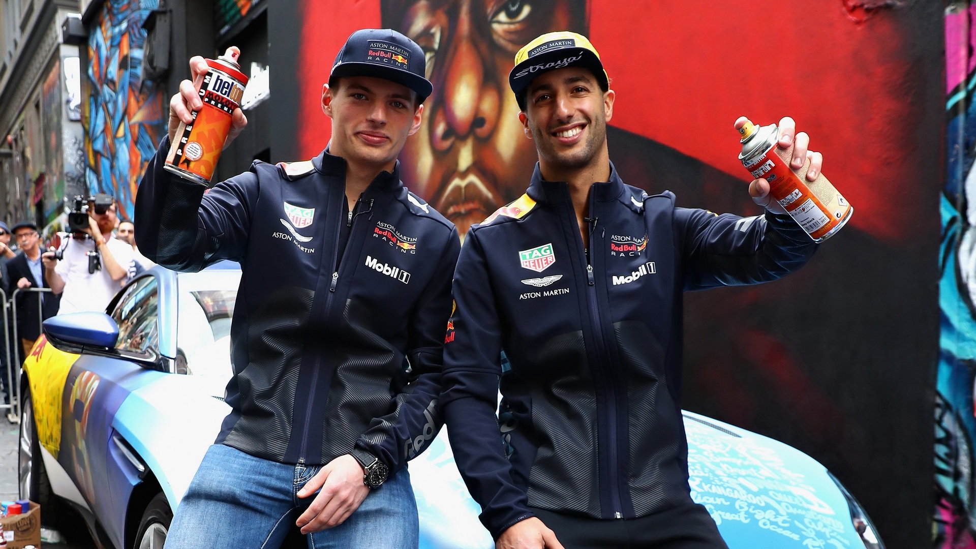 Max Verstappen a Daniel Ricciardo sprejovali vůz Aston Martin v Melbourne v Austrálii