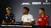 Daniel Ricciardo, Lewis Hamilton a Sebastian Vettel na tiskovce v Melbourne v Austrálii