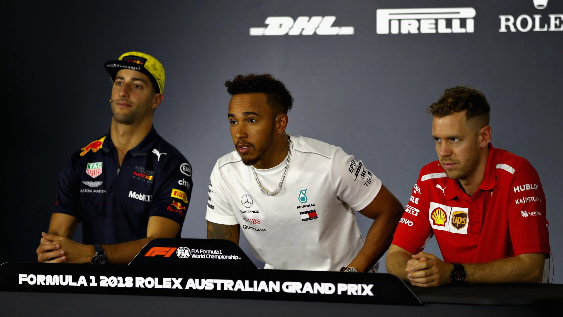 Daniel Ricciardo, Lewis Hamilton a Sebastian Vettel na tiskovce v Melbourne v Austrálii