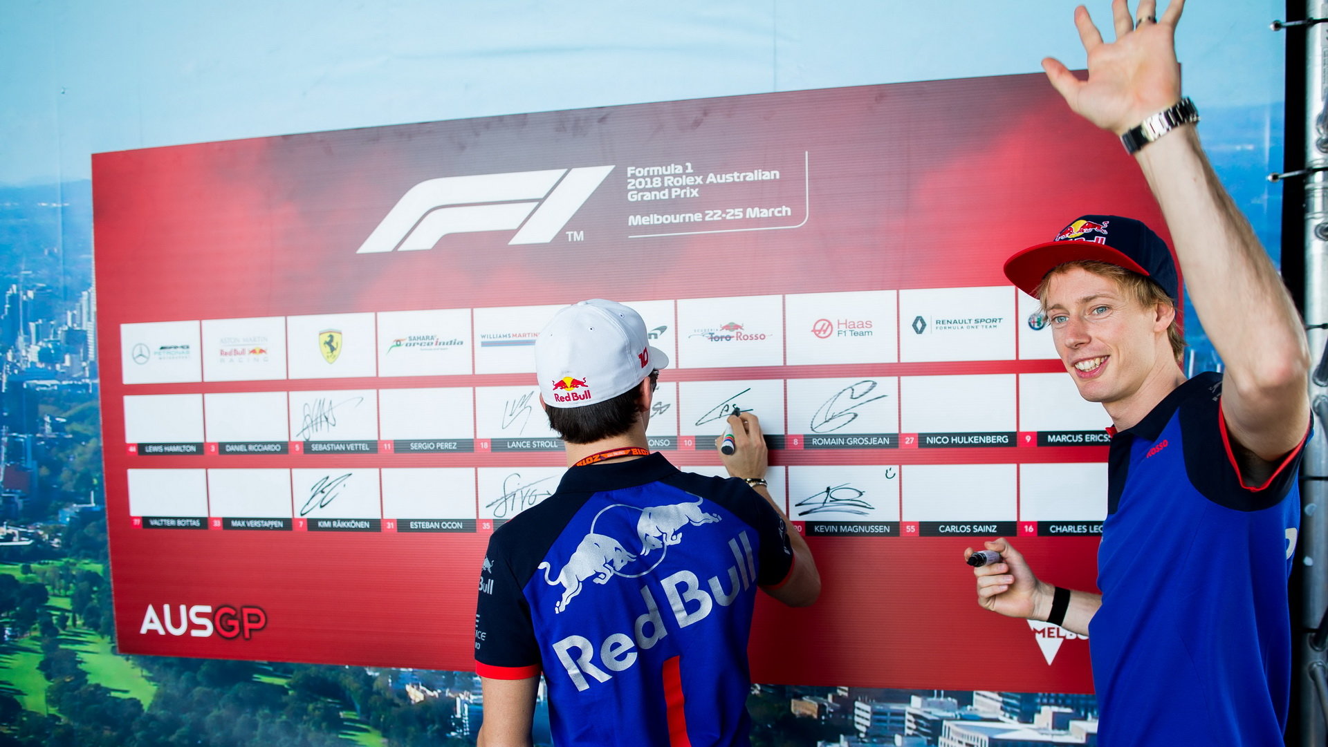 Brendon Hartley a Pierre Gasly v Melbourne v Austrálii