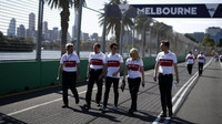 Charles Leclerc a Xevi Pujolar se seznamují s tratí v Melbourne v Austrálii