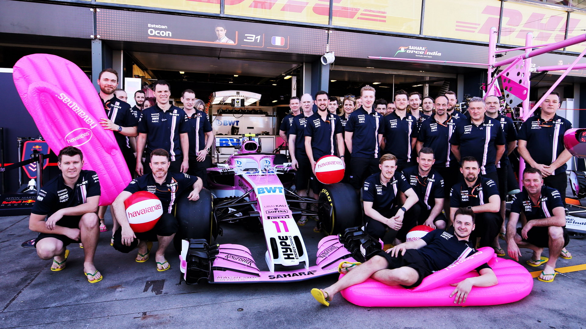 Tým Force India s "žabkami na pláž" v Melbourne v Austrálii