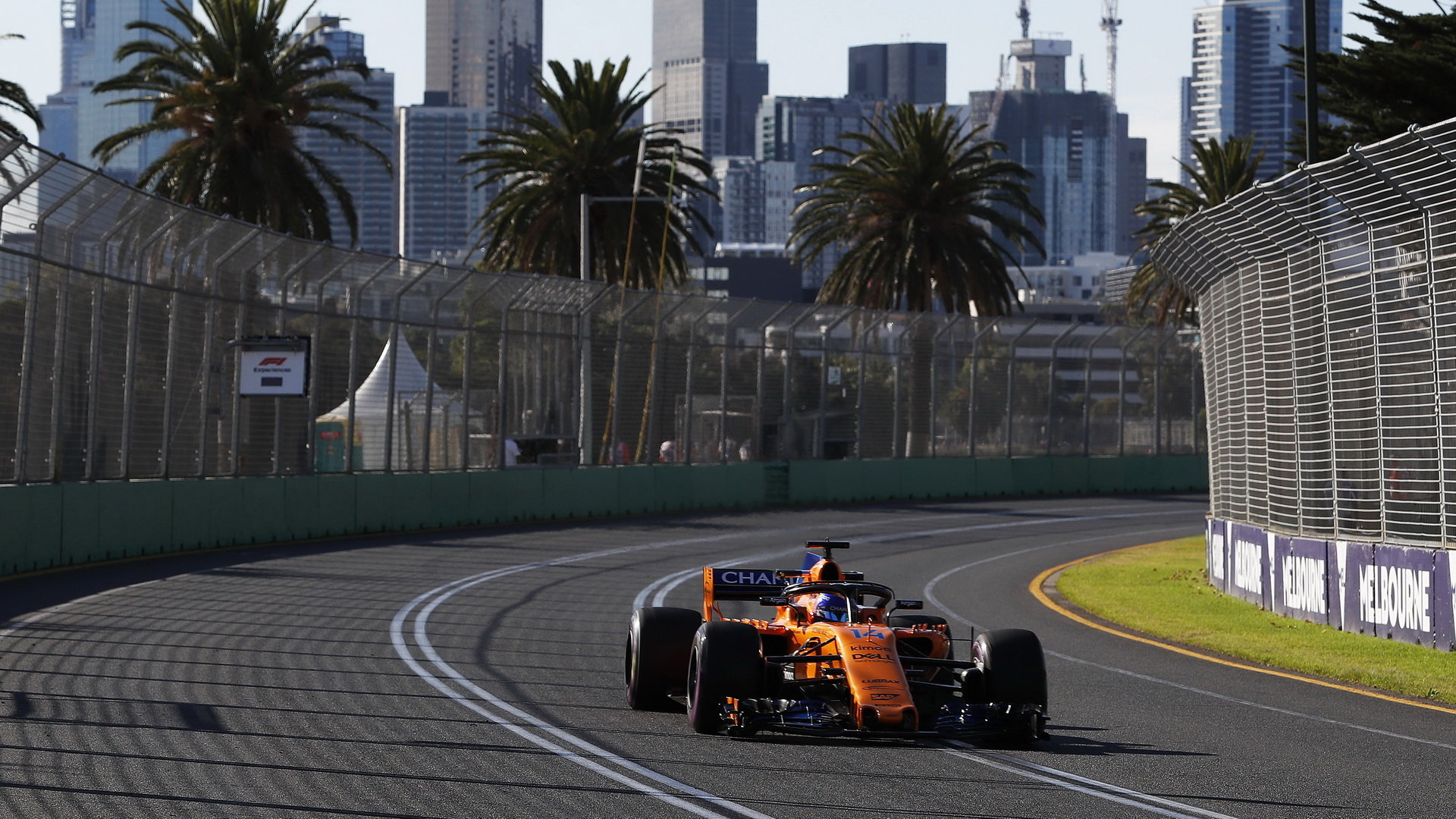 Fernando Alonso při pátečním tréninku v Melbourne v Austrálii