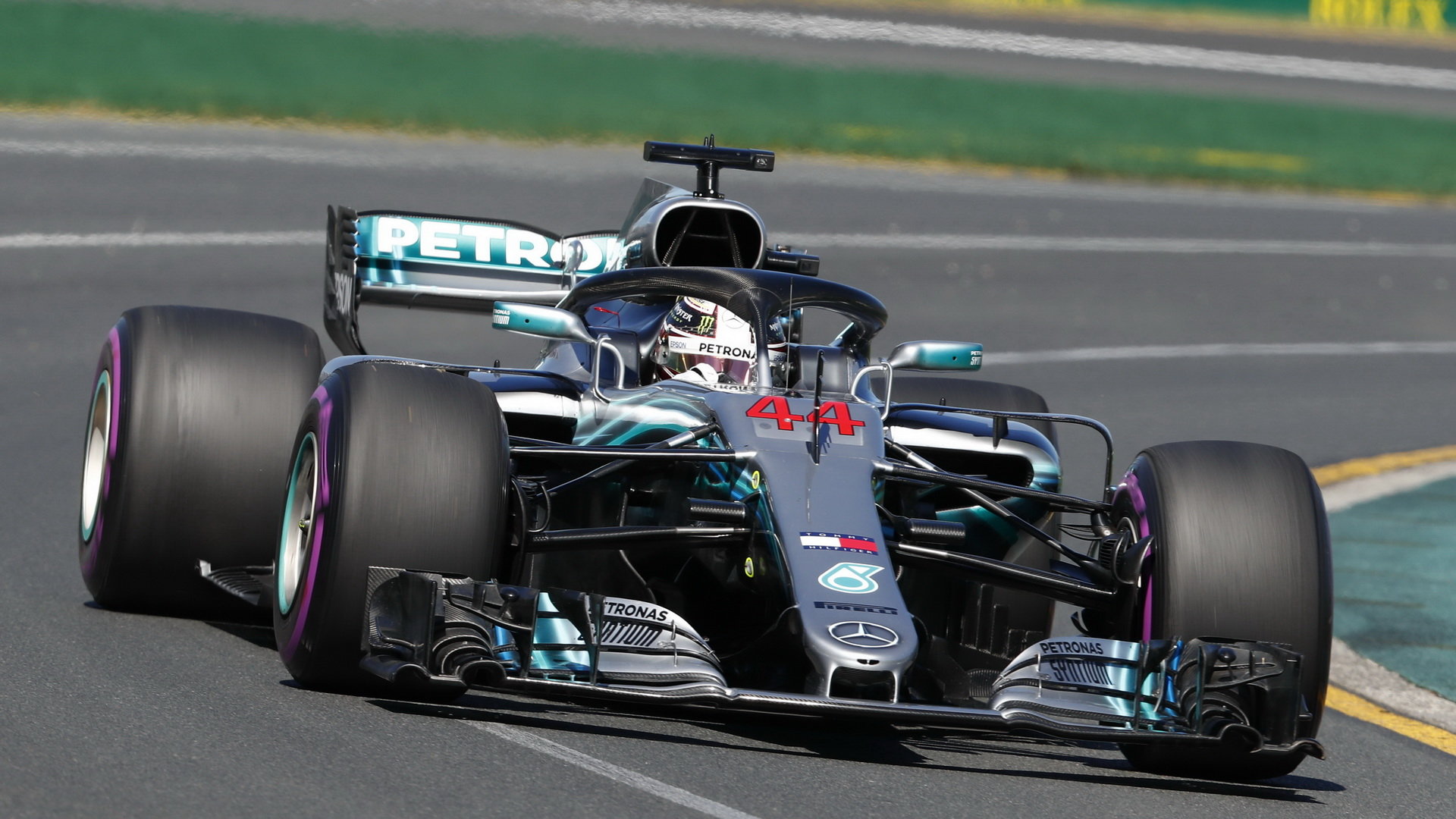Lewis Hamilton při pátečním tréninku v Melbourne v Austrálii