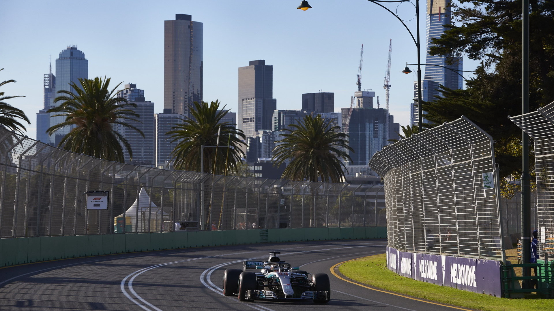 Lewis Hamilton při pátečním tréninku v Melbourne v Austrálii