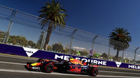 Max Verstappen při pátečním tréninku v Melbourne v Austrálii