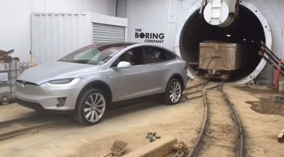 Tesla Model X předvedla, že dokáže odtáhnout pořádný náklad