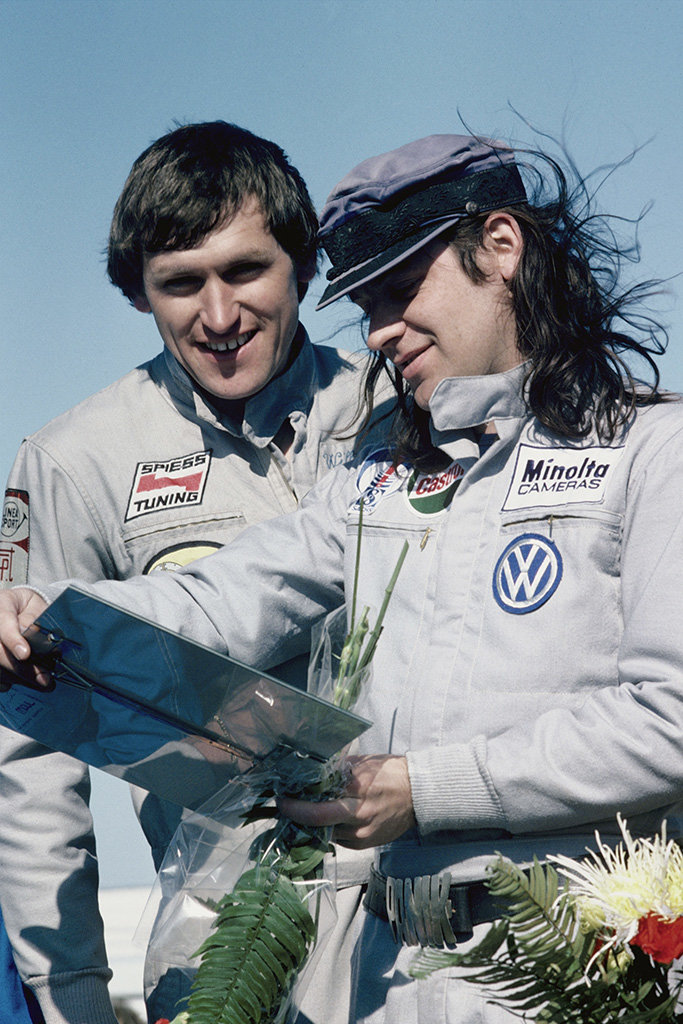 Host ve startovním poli Udo Lindenberg (vpravo) a instruktor Willi Bergmeister během závodu na ostrově Sylt v roce 1976