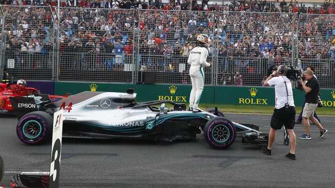 Lewis Hamilton se raduje z vítězství v kvalifikaci