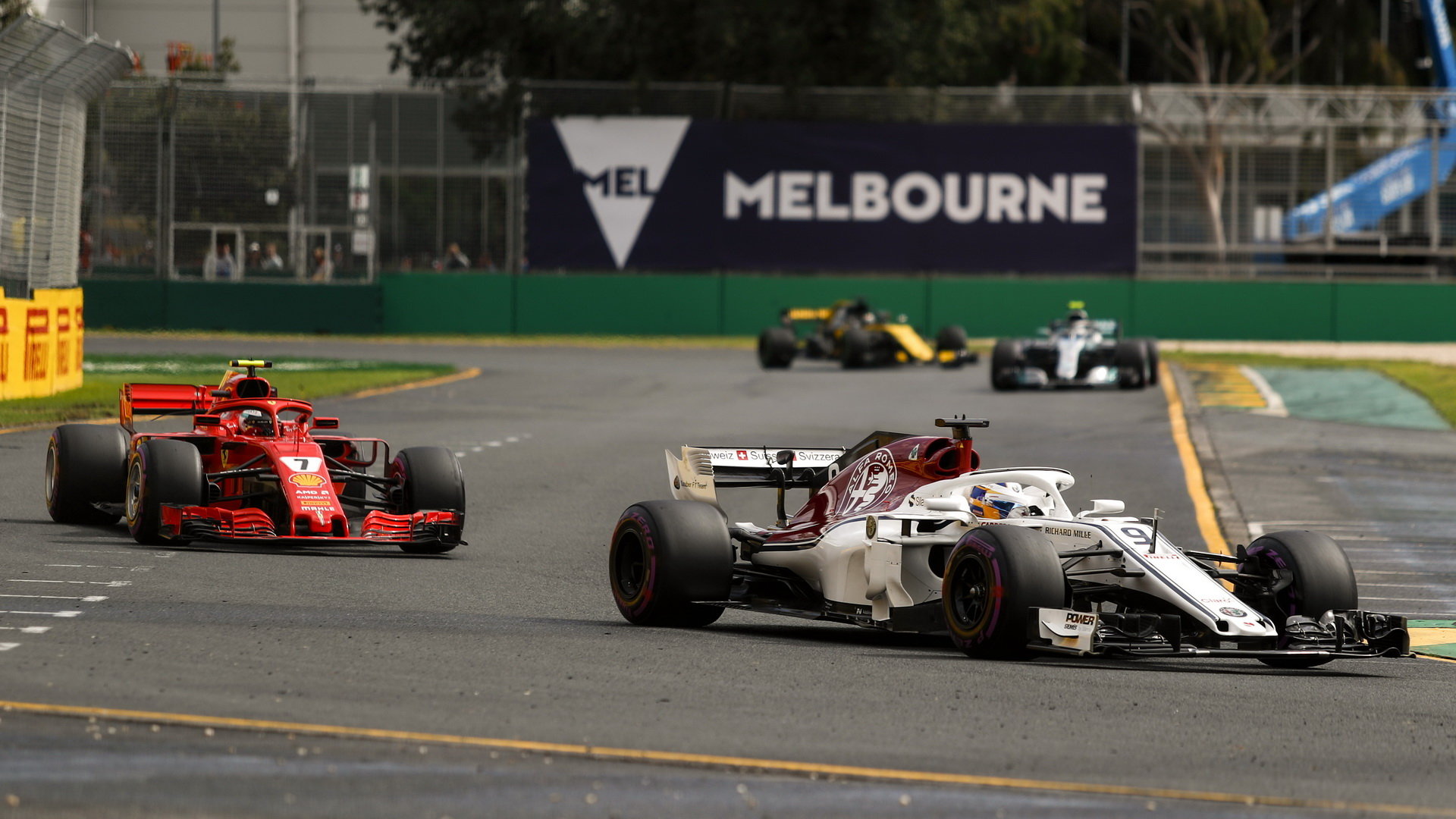 Marcus Ericsson a Kimi Räikkönen v kvalifikaci v Melbourne v Austrálii