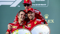 Sebastian Vettel a Kimi Räikkönen na stupních vítězů po závodě v Melbourne v Austrálii