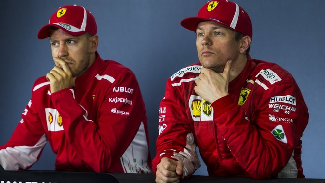 Sebastian Vettel a Kimi Räikkönen na tiskovce po závodě v Melbourne v Austrálii