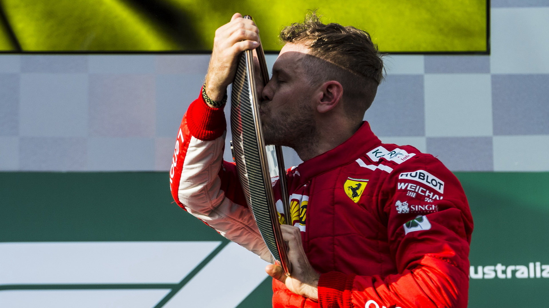 Sebastial Vettel se svou trofejí za vítězství v závodě v Melbourne v Austrálii