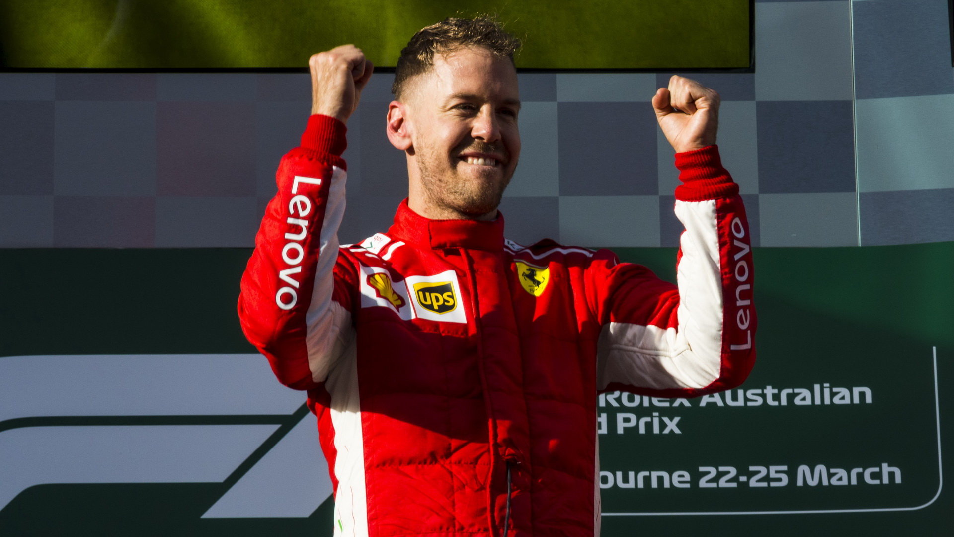 Sebastian Vettel se raduje z vítězství závodu v Melbourne v Austrálii