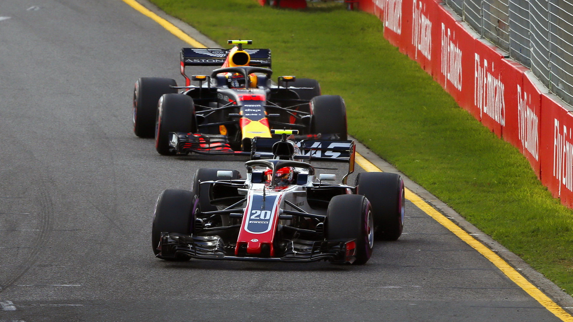 Romain Grosjean před Maxem Verstappenem, ze závodu v Austrálii žel musel kvůli špatně upevněnému kolu stejně jako jeho týmový kolega Kevin Magnussen předčasně odstoupit