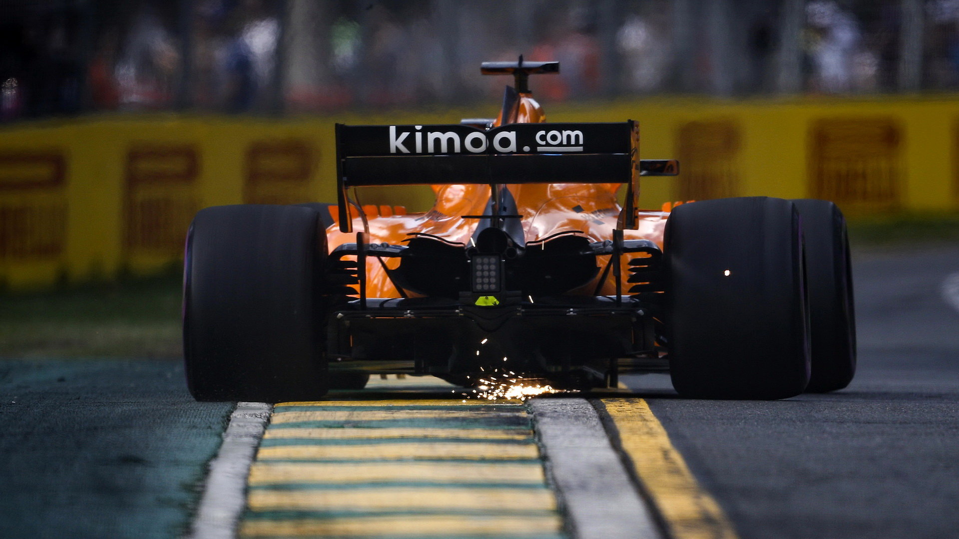 Verstappenovi ve druhé polovině Velké ceny Austrálie nezbylo nic jiného, než obdivovat záď Alonsova McLarenu
