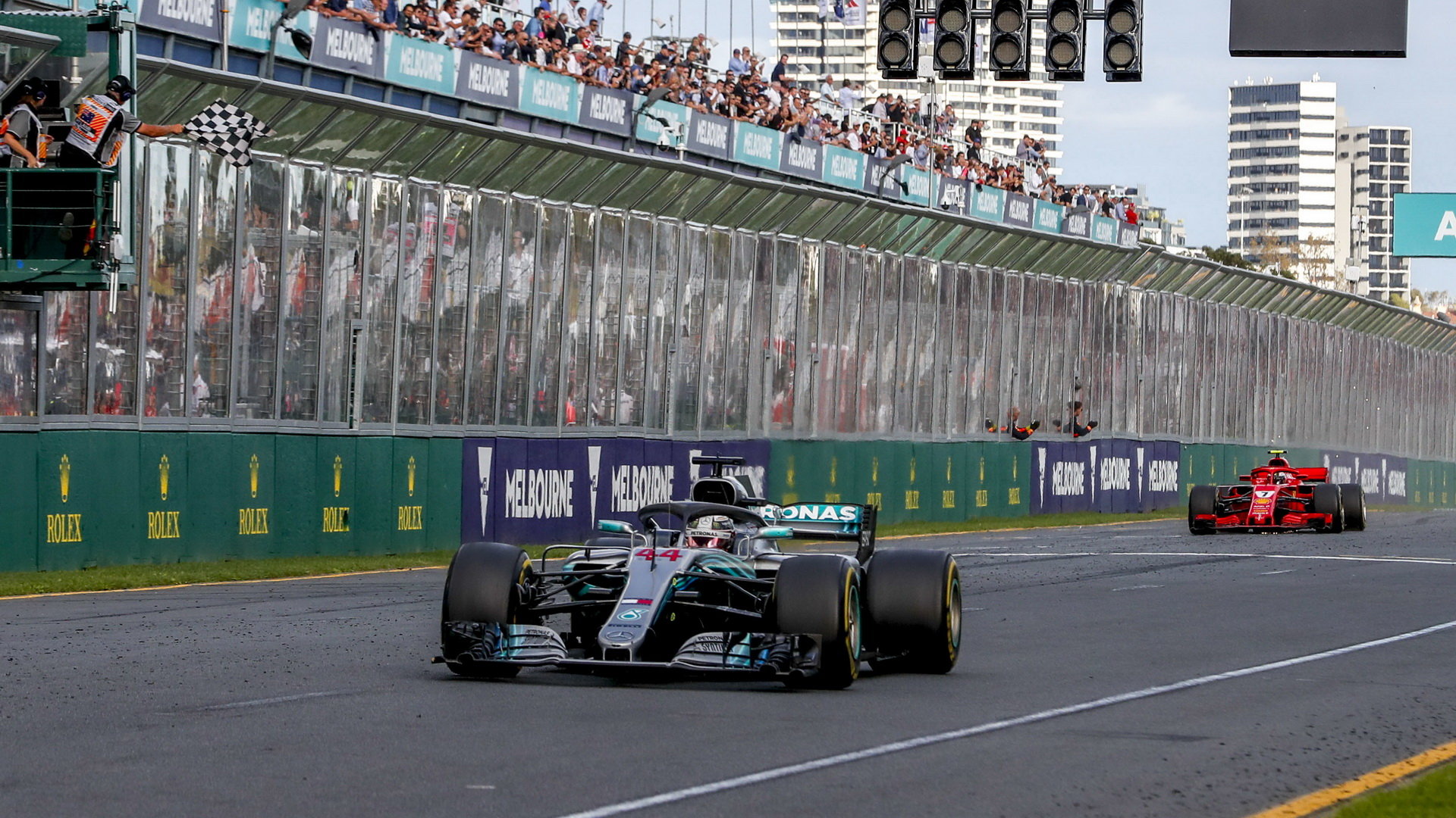 Lewis Hamilton v cíli závodu v Melbourne v Austrálii