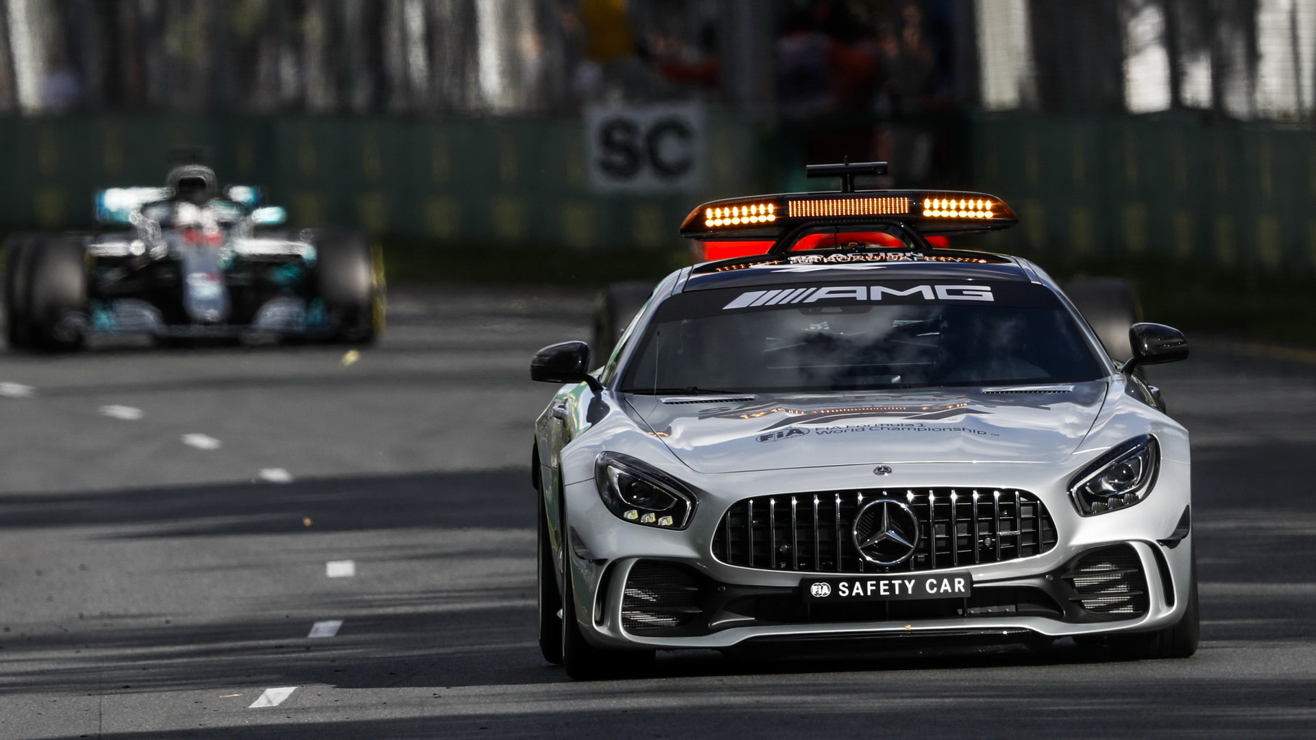 Lewis Hamilton za Safety carem v závodě v Melbourne v Austrálii