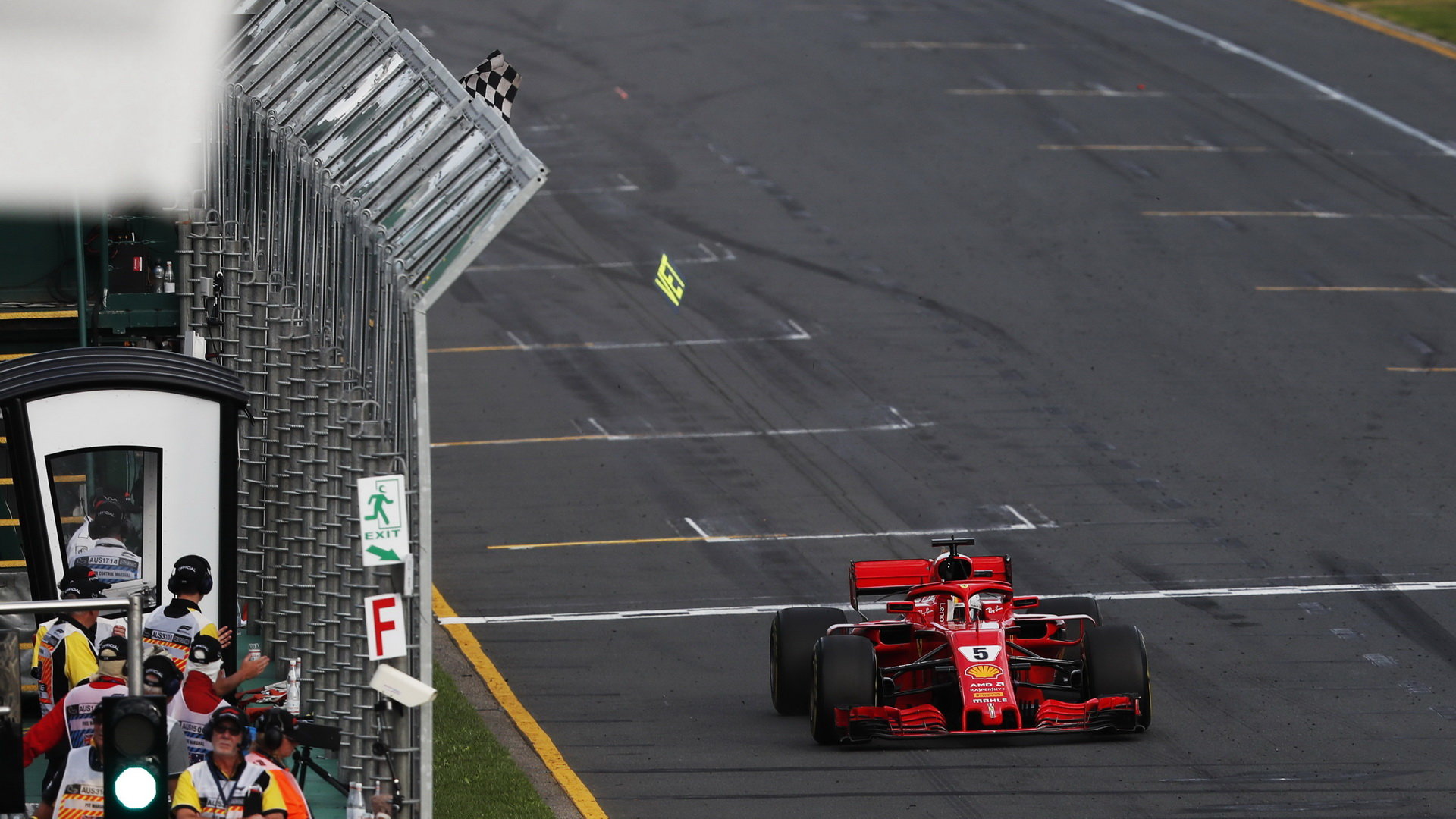 Sebastian Vettel v cíli závodu v Melbourne v Austrálii