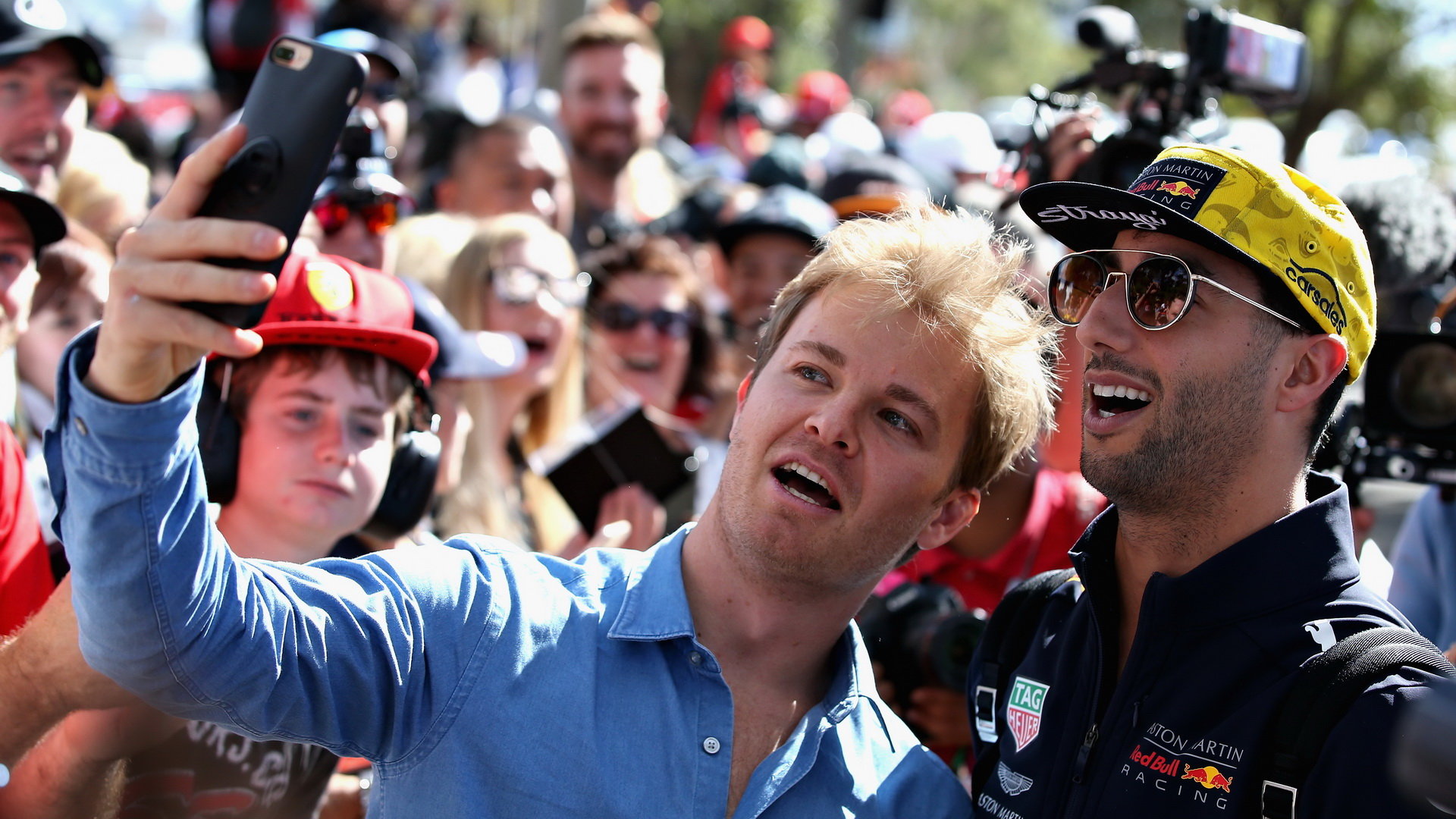 Nico Rosberg si dělá selfie s Danielem Ricciardem v Melbourne v Austrálii